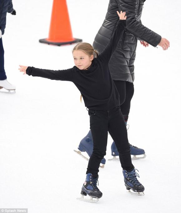 Harper Seven Beckham,con gái David Beckham, đi trượt băng, ngã sấp mặt