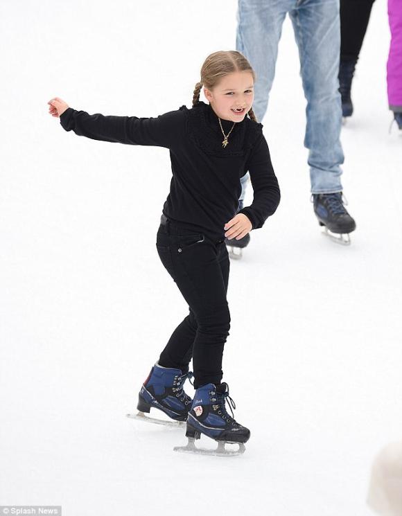 Harper Seven Beckham,con gái David Beckham, đi trượt băng, ngã sấp mặt