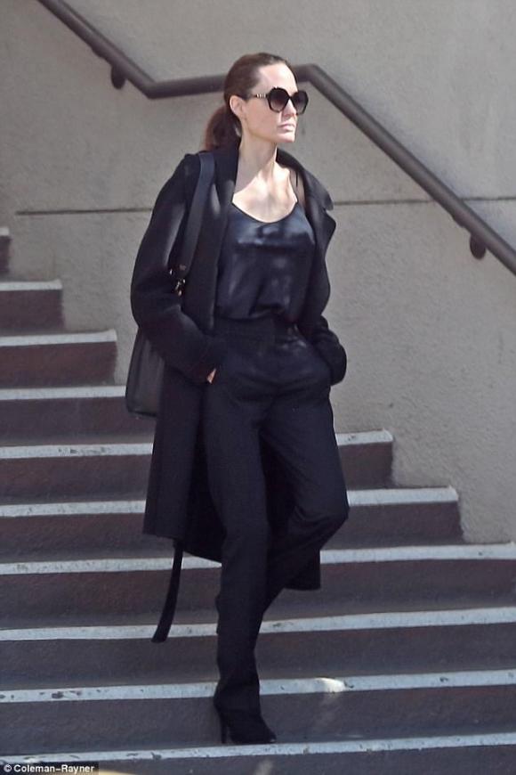 Diễn viên Angelina Jolie, angelina jolie diện áo 2 dây, miệt mài làm việc