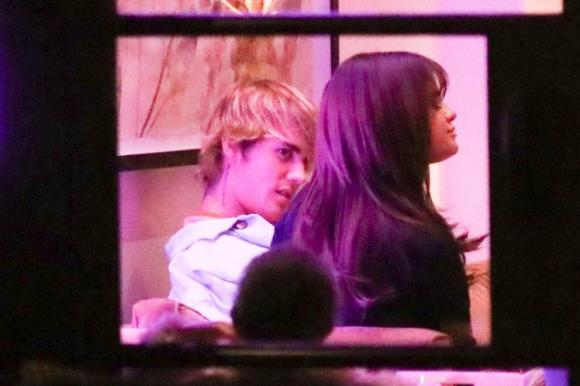 Selena Gomez và Justin Bieber,valentine lang man, khóa môi nhiệt tình