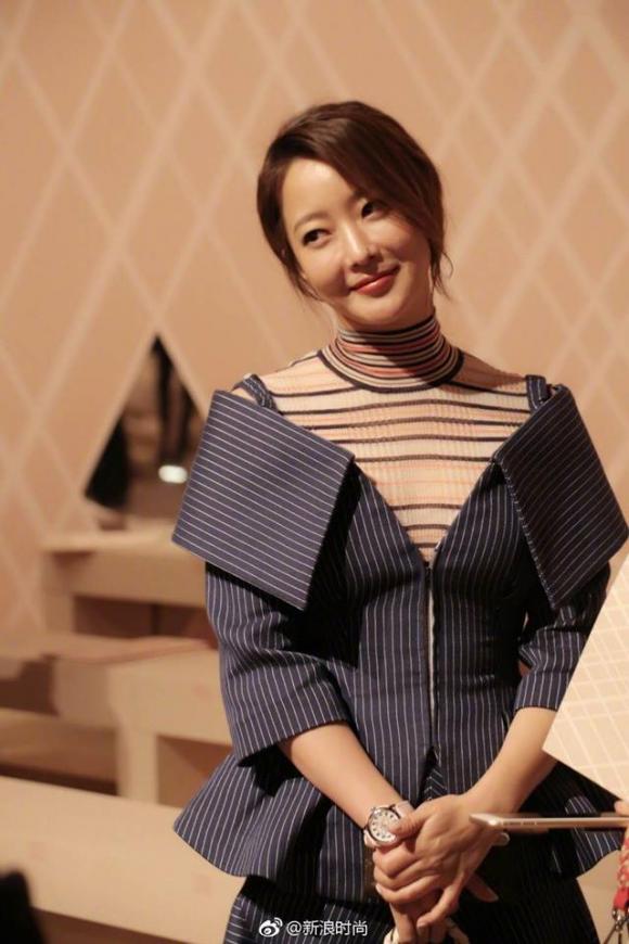 nữ diễn viên kim hee sun,mỹ nhân không tuổi Kim Hee Sun,Tuần lễ thời trang Milan, mất điểm vì phụ kiện