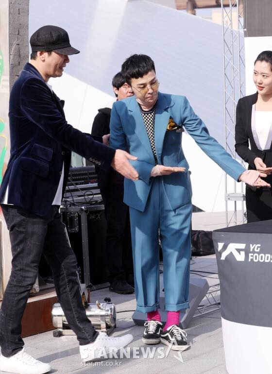 G-Dragon, G-Dragon thời trang, G-Dragon đi giày giẫm gót