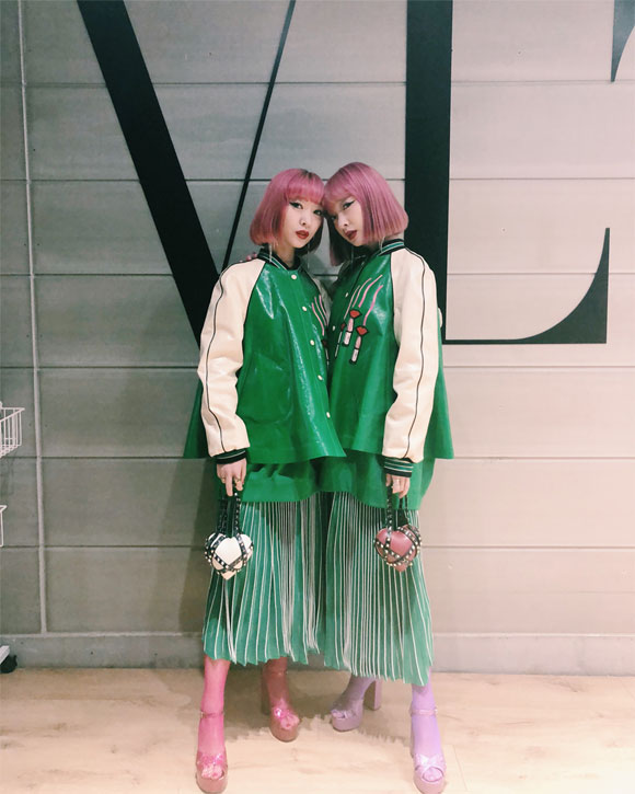 cặp chị em song sinh, Ami và Aya Suzuki, tuần lễ thời trang thế giới