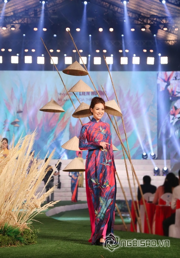 chan-vu-43-5-ngoisao.vn-w580-h829 5 lễ hội Áo Dài 2018, Vũ Thùy Trang, Người mẫu Vũ Thùy Trang