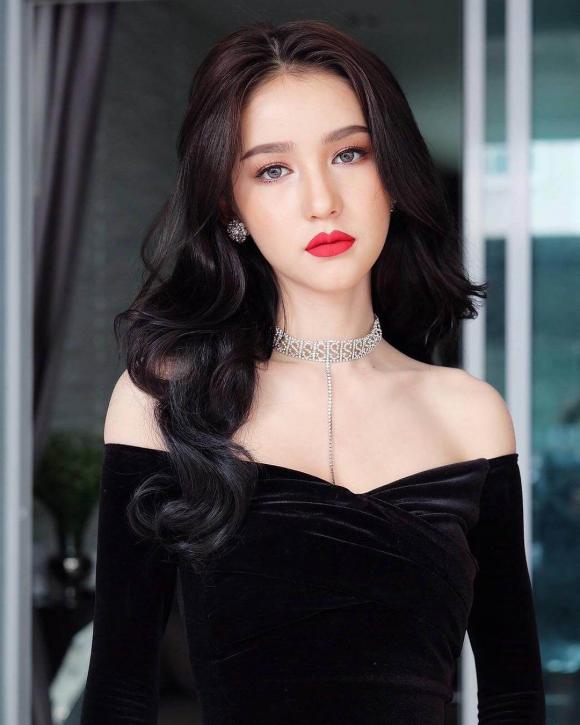 Yoshi, Hoa hậu chuyển giới Thái Lan 2017, Hương Giang