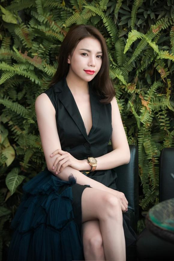 Nam Em, Ngọc Trinh, Hồng Quế, sao Việt