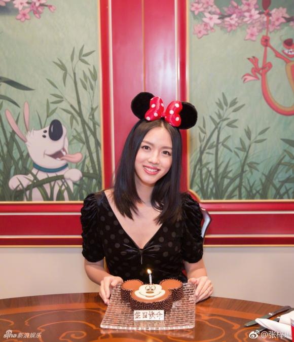 Hoa hậu Trương Tử Lâm, sinh nhật trương tử lâm, trương tử lâm đón tuổi mới, công viên disneyland