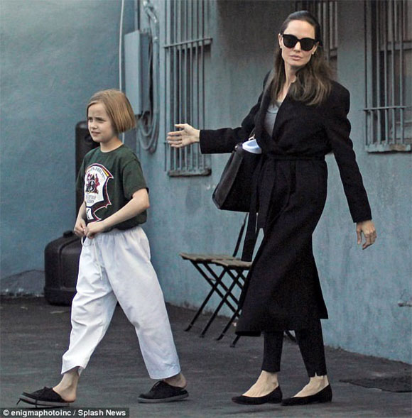Angelina Jolie, Brad Pitt, Angelina Jolie hẹn hò, sao hollywood