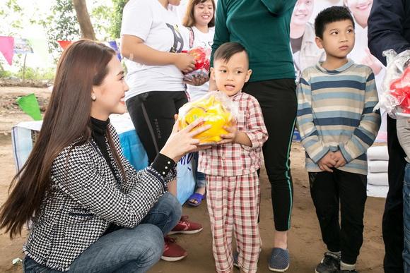 Hoa hậu phạm hương,người đẹp tường linh,phạm hương đi từ thiện