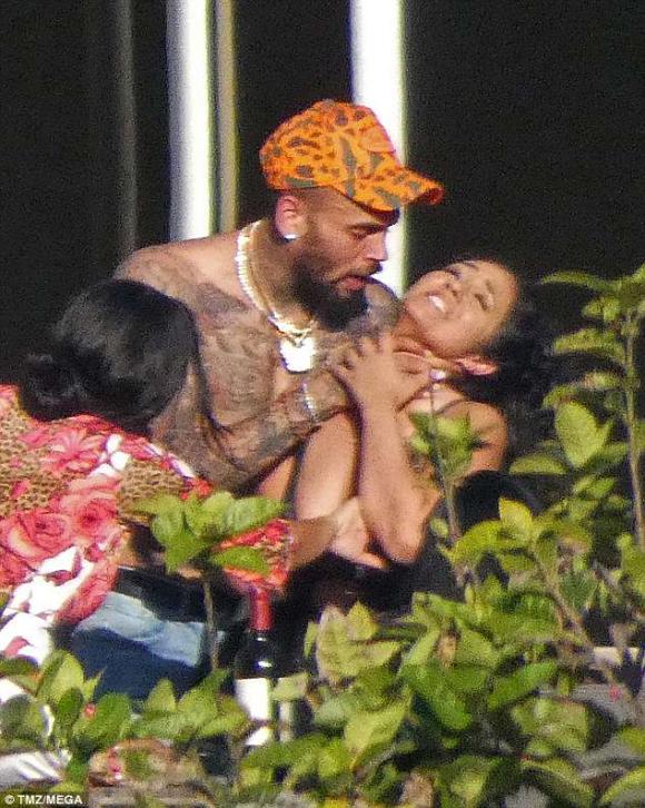 ca sỹ Chris Brown,Chris Brown hành hung phụ nữ, chris brown và rihanna