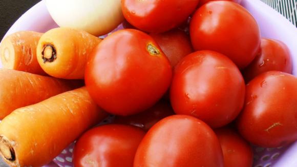 thực phẩm kiêng chế biến chung với cà chua, cà chua thành độc khi nấu chung với một số thực phẩm, cà chua và dưa chuột