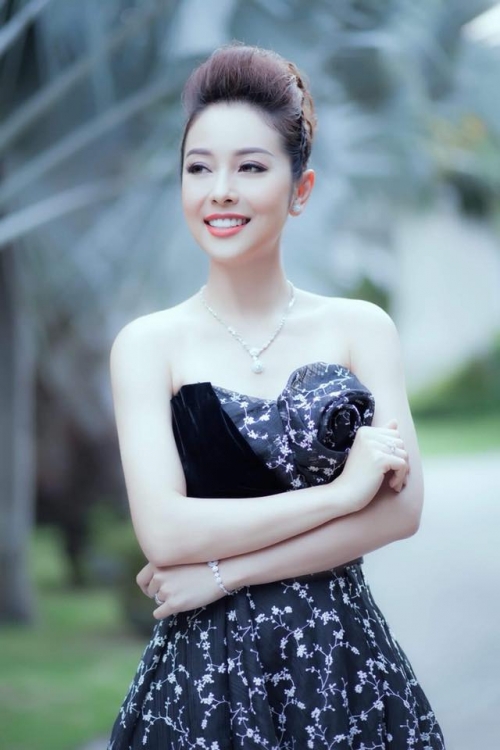 Hoa hậu jennifer phạm,diễn diên nhã phương,jennifer phạm đụng váy nhã phương