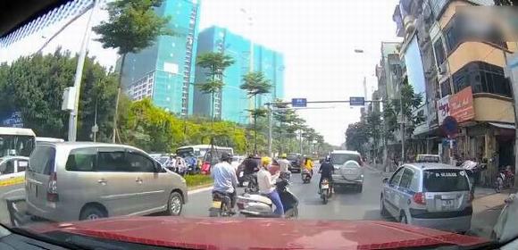 ninja lead,ninja lead dừng xe giữa đường,giao thông Việt Nam
