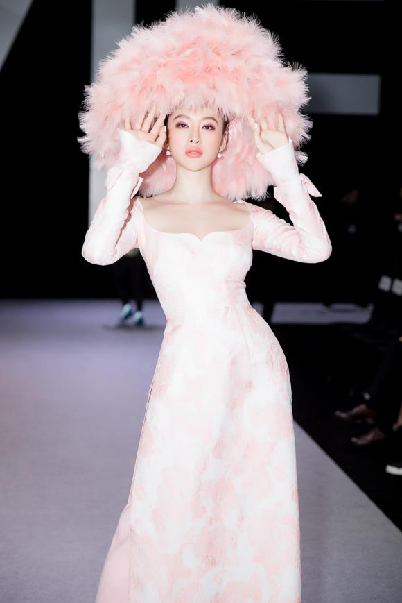 Angela Phương Trinh,Vietnam International Fashion Week,sao Việt