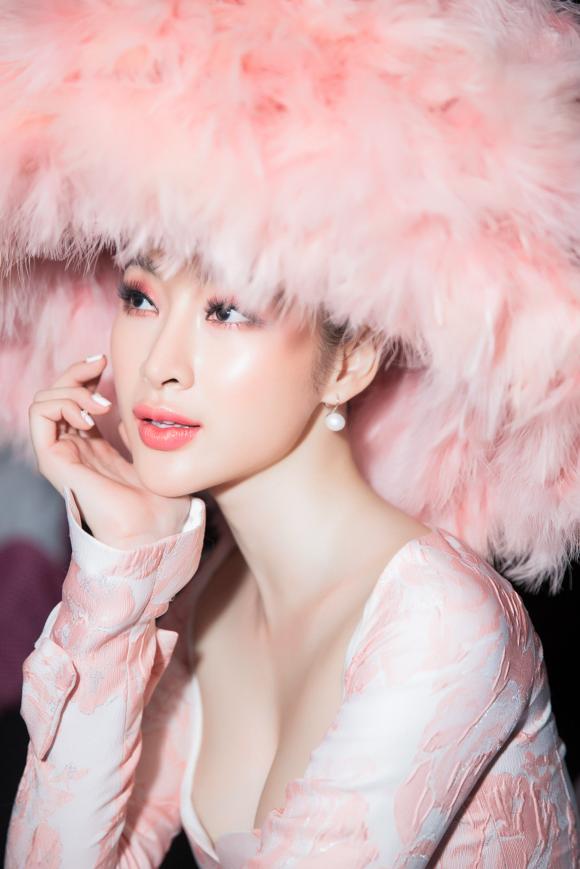 Angela Phương Trinh,Vietnam International Fashion Week,sao Việt