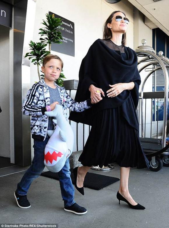 Diễn viên Angelina Jolie,Knox, con trai út của angelina jolie, lái máy bay
