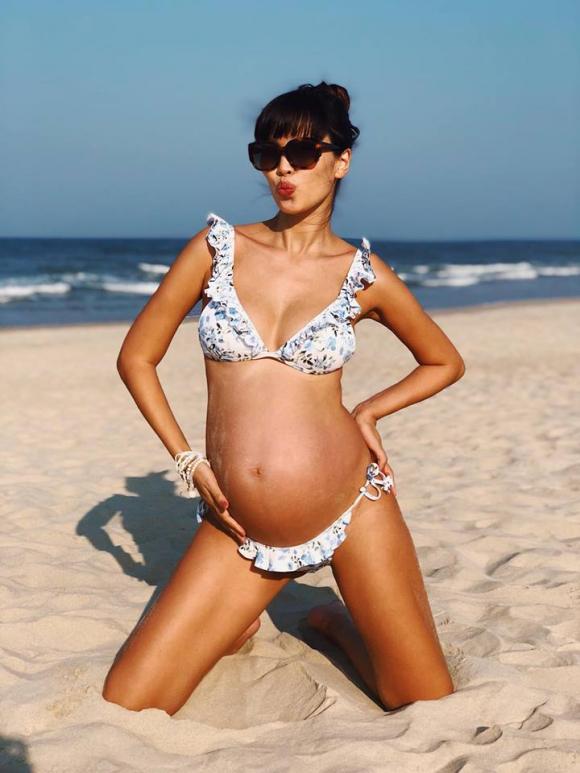 Mang bầu 8 tháng, siêu mẫu Hà Anh vẫn khoe dáng bốc lửa trong bộ bikini 1