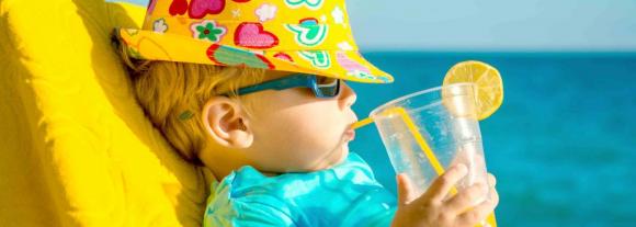 lười uống nước, khuyến khích uống nước, trẻ không chịu uống nước