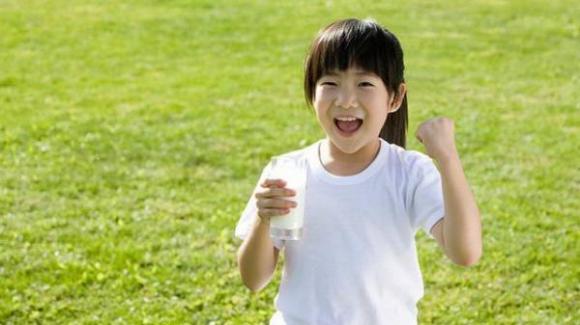 lười uống nước, khuyến khích uống nước, trẻ không chịu uống nước