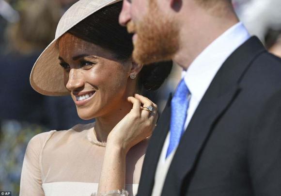 Hoàng tử Harry, công nương meghan markle, đầm xuyên thấu, sự kiện sau đám cưới