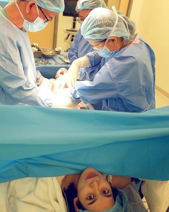 tú vi, bà xã văn anh, quá trình sinh mổ