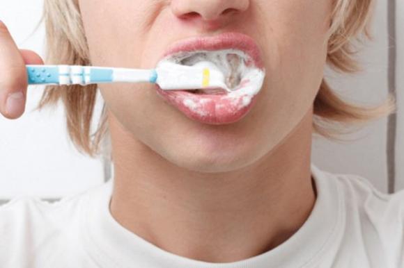 Làm ướt bàn chải trước khi đánh răng 0 sai lầm khi đánh răng, làm ướt bàn chải trước khi đánh răng, bàn chải đánh răng
