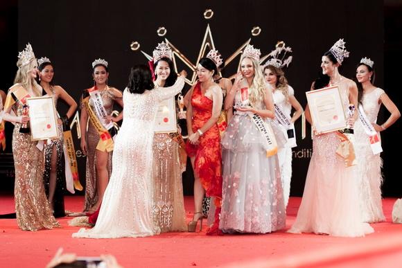Dương Thùy Linh đăng quang Hoa hậu 5 dương thùy linh, Mrs Worldwide 2018, Hoa hậu Phụ nữ Toàn thế giới 2018