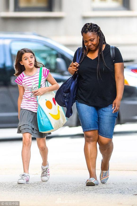 Suri Cruise vui vẻ,con gái Tom Cruise, sao hollywood 