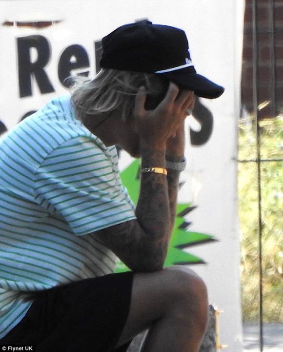 Khoảnh khắc khó hiểu: Justin Bieber mặt buồn rười rượi trước giờ ra mắt bố mẹ vợ - Ảnh 2.