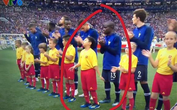 cậu bé người việt, cậu bé dắt tay cầu thủ pháp, world cup 2018