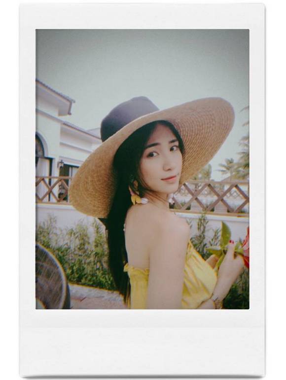 Ca sĩ hòa minzy,hòa minzy làm công chúa,hòa minzy cầm hoa dâm bụt