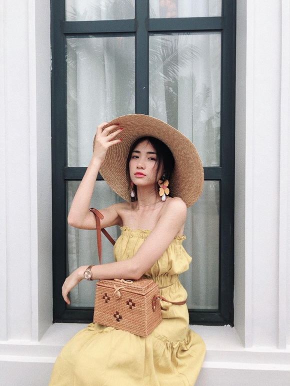 Ca sĩ hòa minzy,hòa minzy làm công chúa,hòa minzy cầm hoa dâm bụt