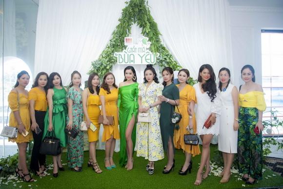 bua-yeu-267-2-ngoisao.vn-w580-h387 5 Bích Phương, Stella Chang,  Xuân Hồng – Giải mã 'Bùa yêu'
