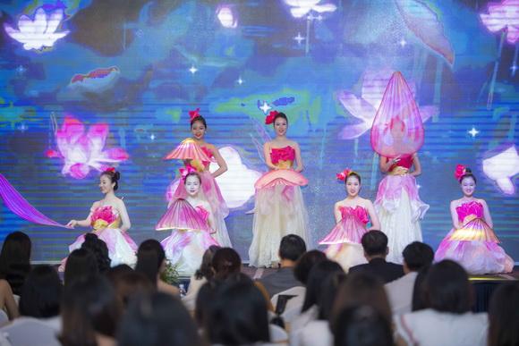 bua-yeu-267-5-ngoisao.vn-w580-h387 2 Bích Phương, Stella Chang,  Xuân Hồng – Giải mã 'Bùa yêu'