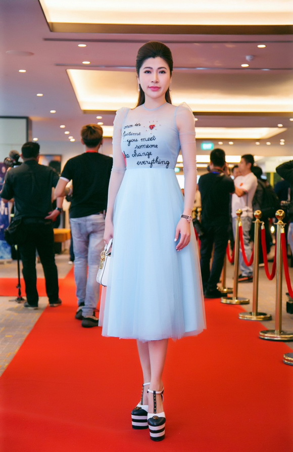 Hoa hậu Lâm Hải Vi, Michael Owen tới việt nam, sao việt