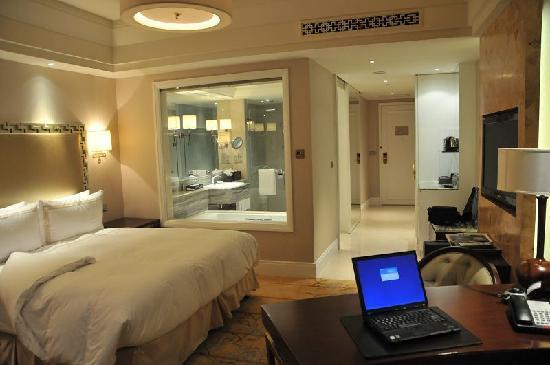 Tại sao phòng tắm khách sạn thường dùng kính trong suốt, phòng tắm khách sạn, cách bố trí nội thất