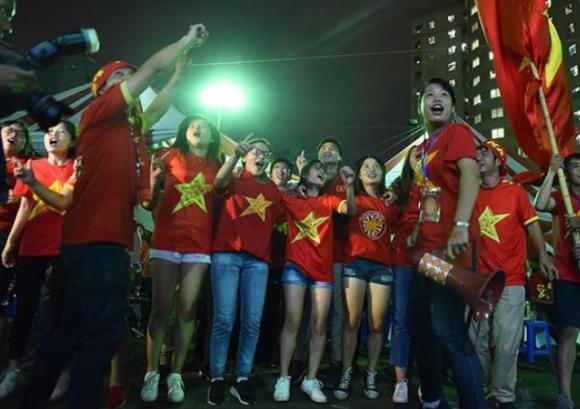 người đàn ông mặc áo ngực đỏ chót ngược, fan cuồng,  ASIAD 2018, fan đi bão sau chiến thắng của ĐT Olympic Việt Nam