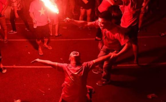 người đàn ông mặc áo ngực đỏ chót ngược, fan cuồng,  ASIAD 2018, fan đi bão sau chiến thắng của ĐT Olympic Việt Nam