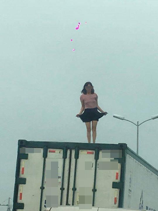 giới trẻ, cô gái trèo lên nóc container, cô gái bị điên 