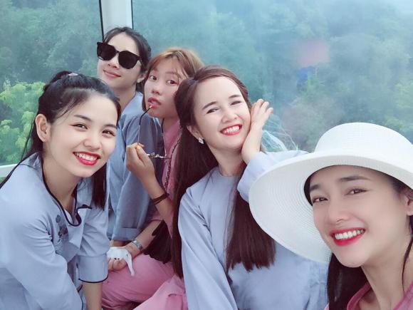 Từ chối nói chuyện tình cảm, Nhã Phương đi chùa cùng chị em gái mà không có mặt Trường Giang