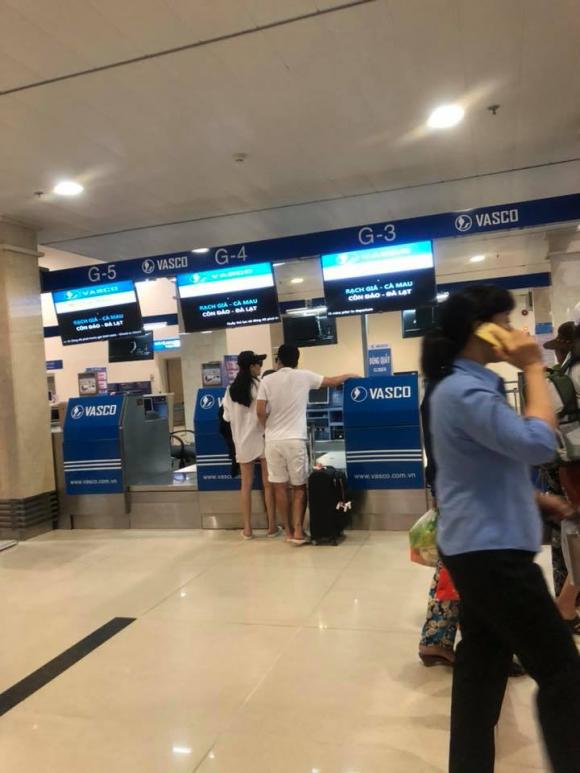 Lộ ảnh Trường Giang và Nhã Phương ra sân bay đi Đà Lạt trước đám cưới?