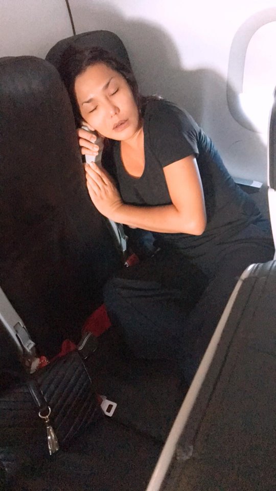 Cindy Thái Tài bị soi dáng ngủ 'kém duyên' như Hoa hậu Kỳ Duyên trên máy bay