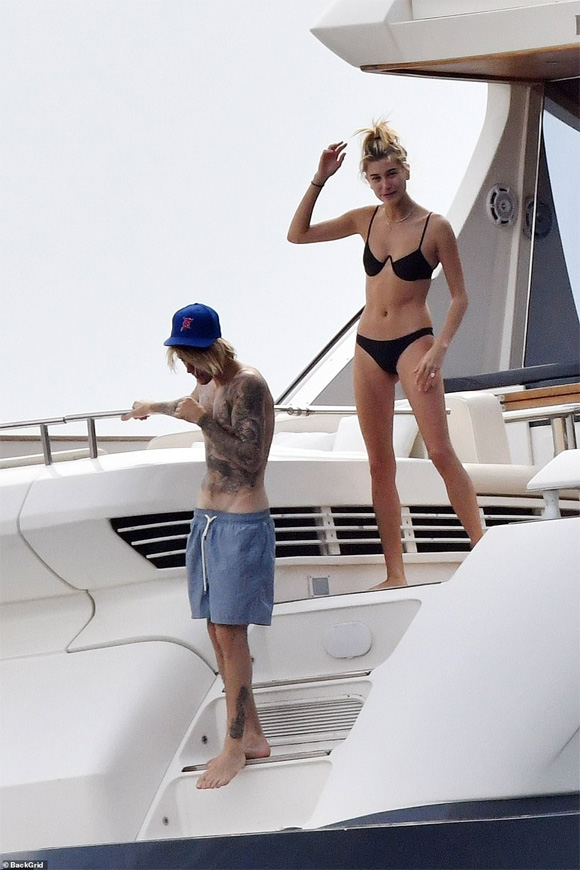 Hailey Baldwin, Justin Bieber, Selena Gomez