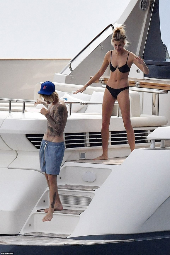 Hailey Baldwin, Justin Bieber, Selena Gomez