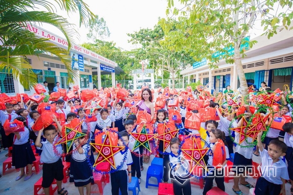 my-nhan-chuyen-gioi-doan-tran-tu-thien-trung-thu-1resize-ngoisao.vn-w580-h387 8 Mỹ nhân chuyển giới đoàn trần,đoàn trần phát quà trung thu,sao việt