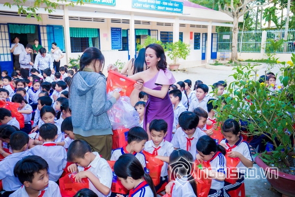 my-nhan-chuyen-gioi-doan-tran-tu-thien-trung-thu-2resize-ngoisao.vn-w580-h387 7 Mỹ nhân chuyển giới đoàn trần,đoàn trần phát quà trung thu,sao việt