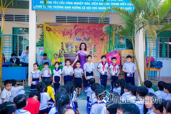 my-nhan-chuyen-gioi-doan-tran-tu-thien-trung-thu-4resize-ngoisao.vn-w580-h387 5 Mỹ nhân chuyển giới đoàn trần,đoàn trần phát quà trung thu,sao việt