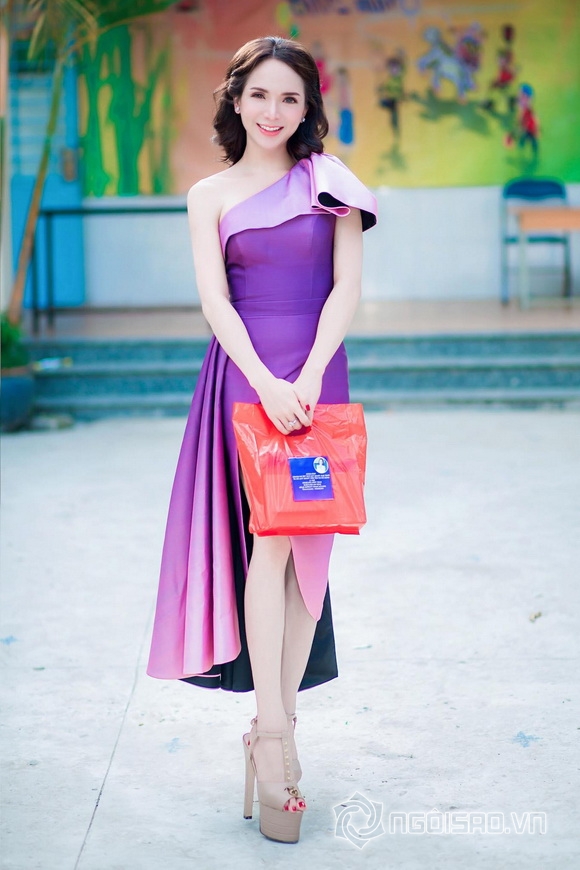 my-nhan-chuyen-gioi-doan-tran-tu-thien-trung-thu-7resize-ngoisao.vn-w580-h870 2 Mỹ nhân chuyển giới đoàn trần,đoàn trần phát quà trung thu,sao việt