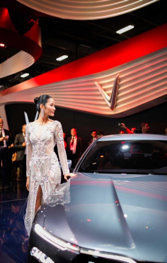 Hoa hậu Tiểu Vy, Á hậu Hoàng Thùy, Paris Motor Show 2018