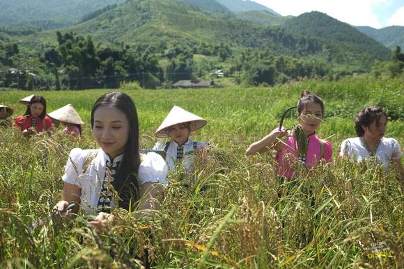 canh-dong-lua-nam-gon-trong-long-thung-lung-tu-le-e-ap-ben-cong-troi-khau-pharesize-ngoisao.vn-w580-h387 10 Du lịch Yên Bái, Yên Bái – trải nghiệm hành trình di sản